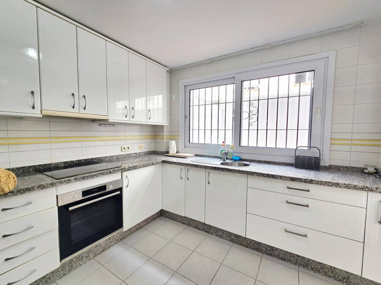 3 bedroom Flat for rent in Marbella with garage - € 2,900 (Ref: 9716750)