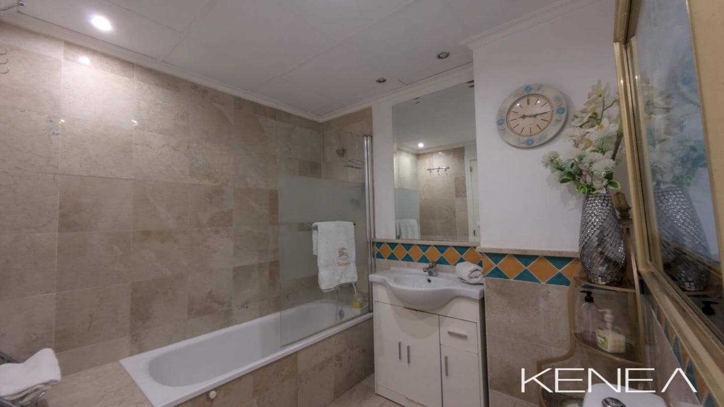 1 makuuhuone Asunto myytävänä paikassa Marbella mukana uima-altaan 
autotalli - 390 000 € (Ref: 9805429)