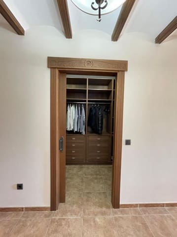 7 chambre Villa/Maison à vendre à Piles avec piscine garage - 520 000 € (Ref: 8653337)