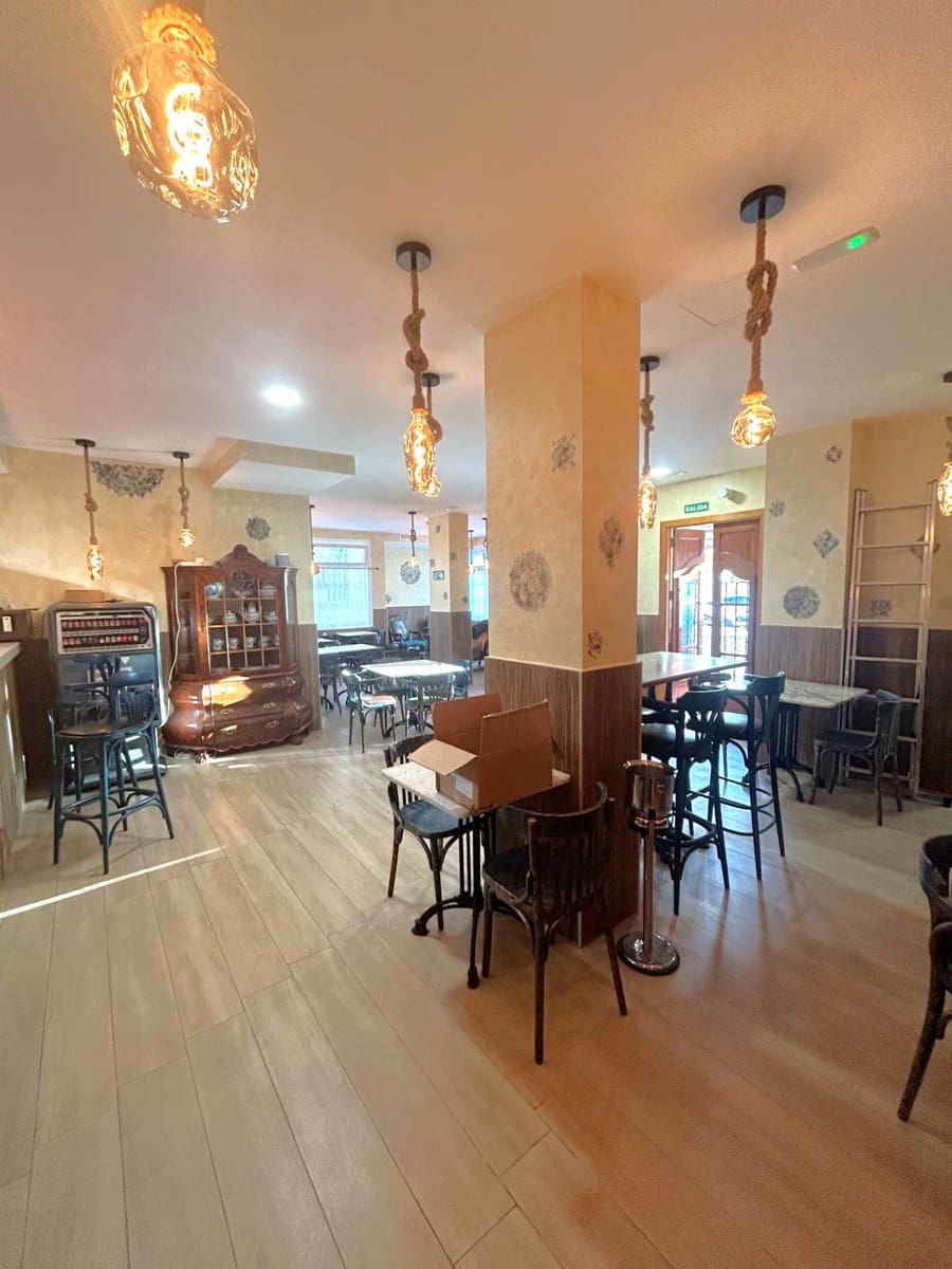 Kommersiell til salgs i Piles - € 229 000 (Ref: 8941923)