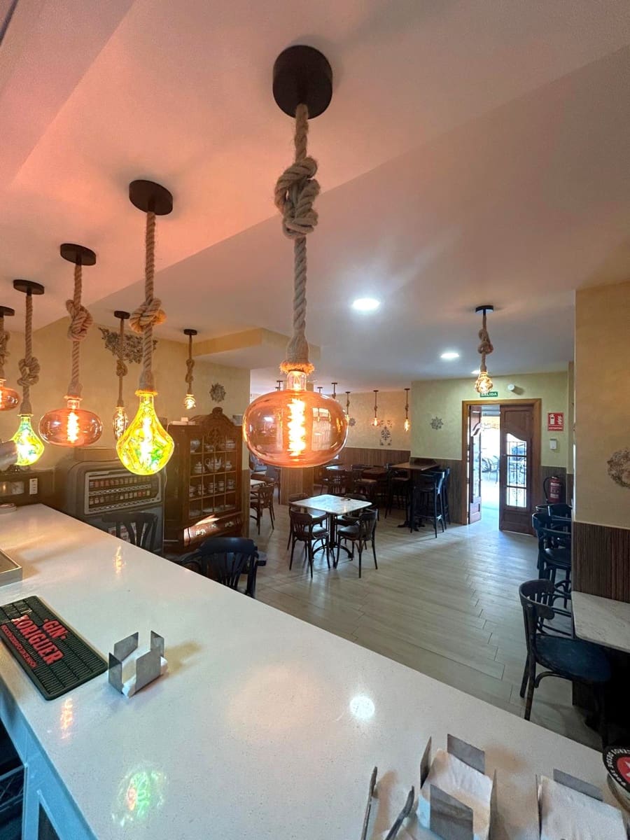 Kommersiell til salgs i Piles - € 229 000 (Ref: 8941923)