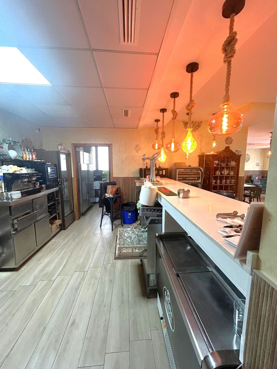 Kommersiell til salgs i Piles - € 229 000 (Ref: 8941923)