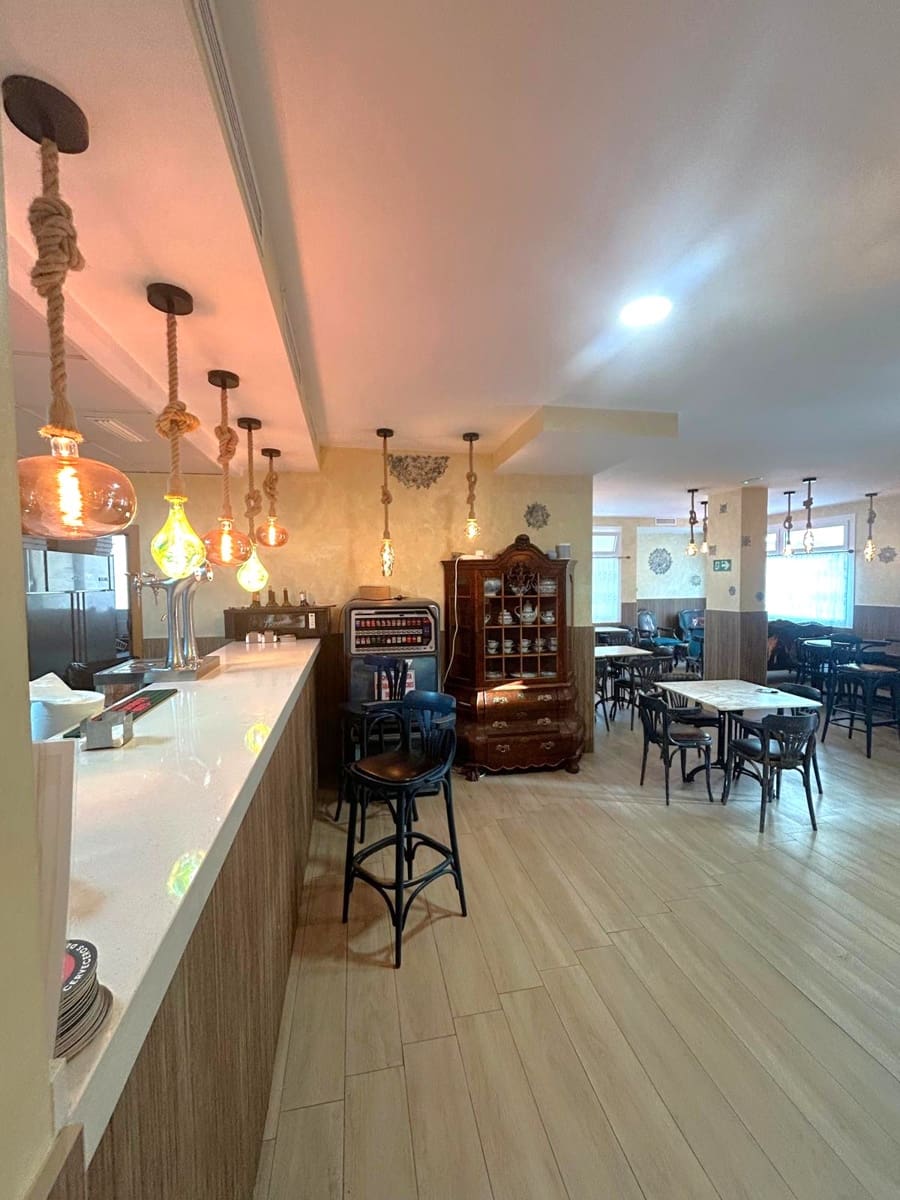 Kommersiell til salgs i Piles - € 229 000 (Ref: 8941923)