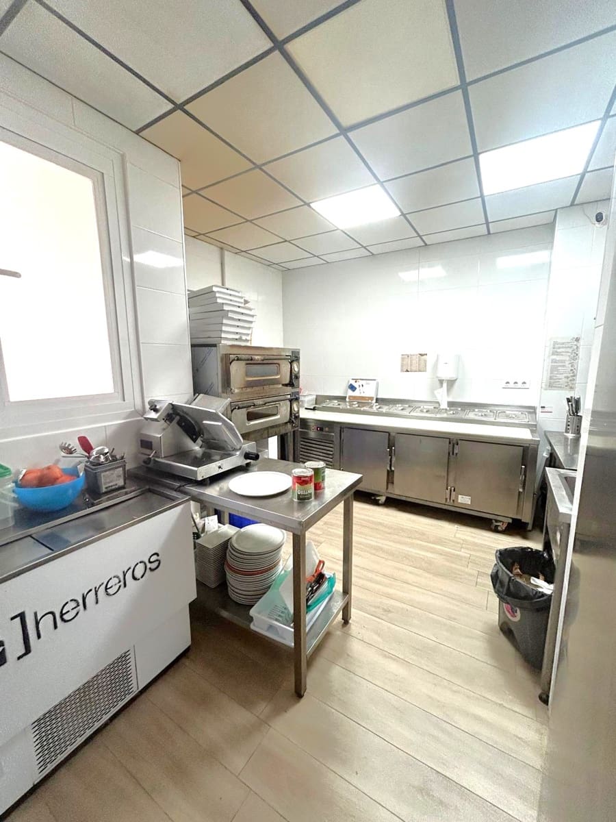 Kommersiell til salgs i Piles - € 229 000 (Ref: 8941923)