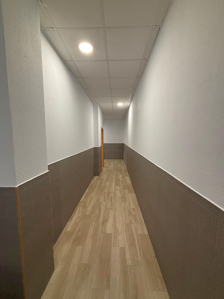 Commercial for sale in Gandia - € 195,000 (Ref: 9049586)