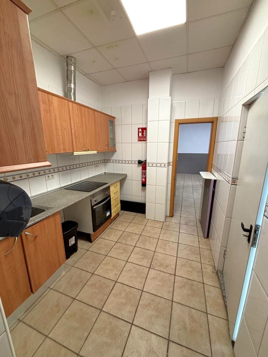 Commercial for sale in Gandia - € 195,000 (Ref: 9049586)