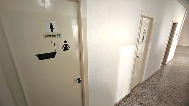 Commercial for sale in Gandia - € 220,000 (Ref: 9430717)