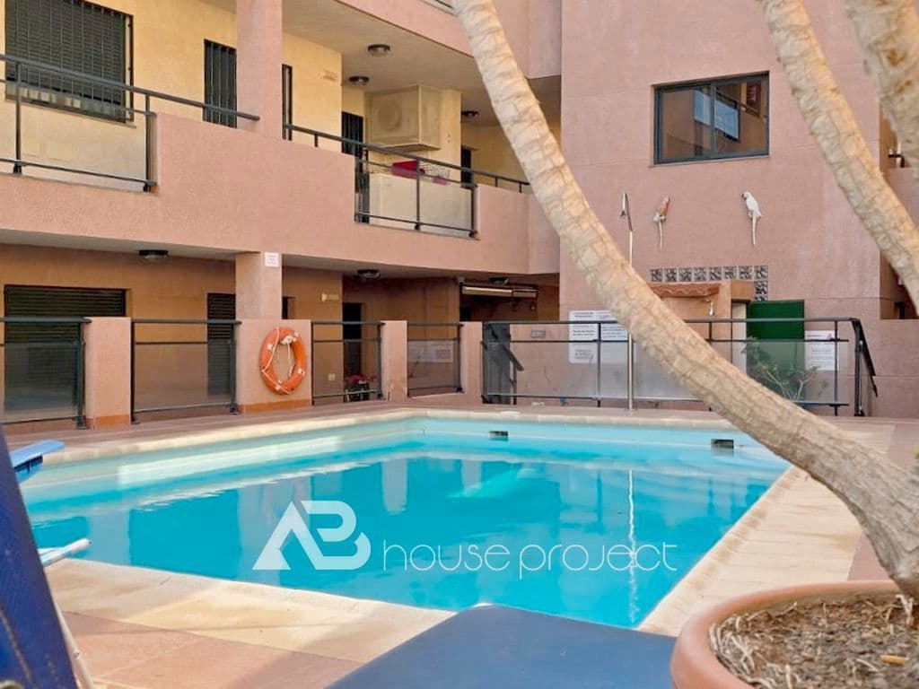 Piso de 1 habitación en Arona en venta con piscina garaje - 150.000 € (Ref: 9357379)