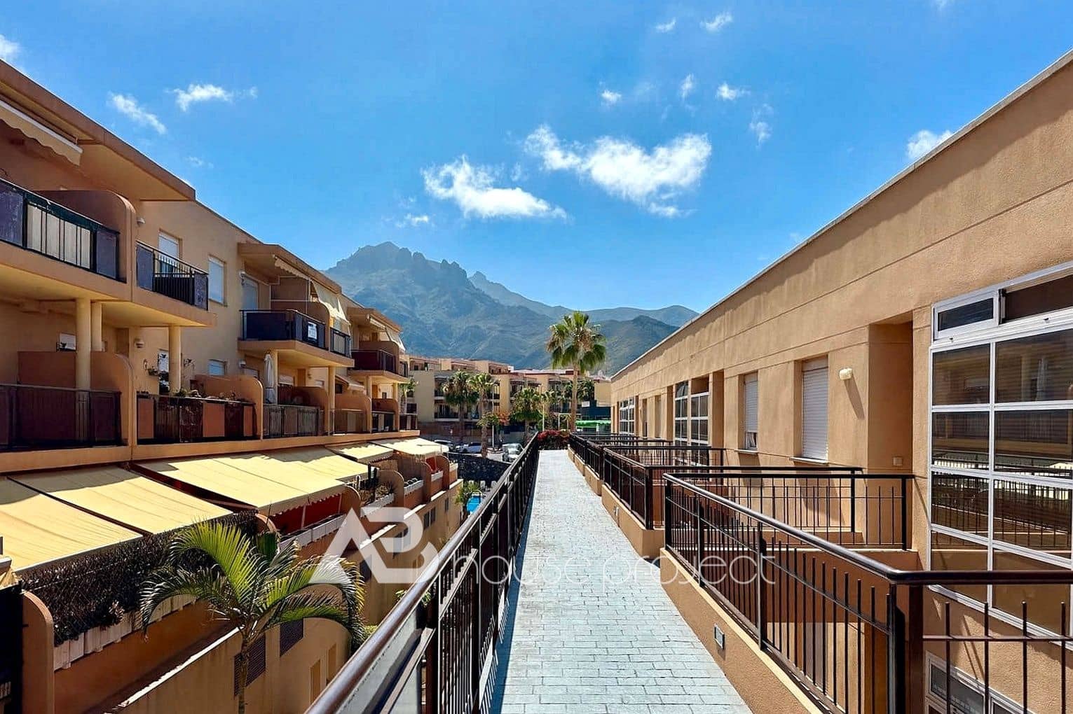 2 soverom Leilighet til salgs i Adeje med svømmebasseng garasje - € 380 000 (Ref: 9379987)