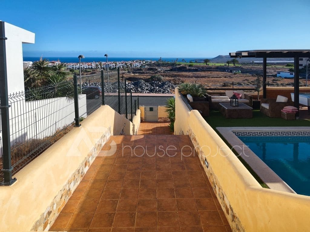 4 bedroom Villa for sale in San Miguel de Abona with pool garage - € 892,000 (Ref: 9500191)