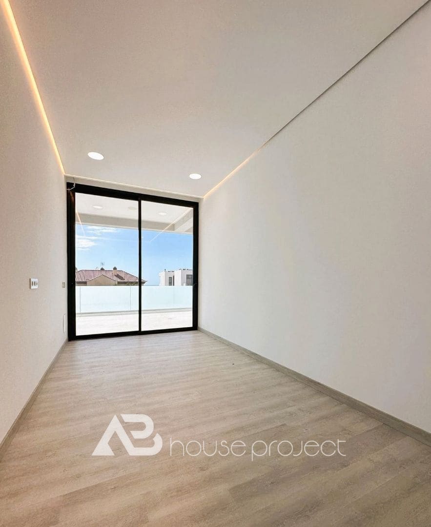 4 bedroom Villa for sale in Adeje with pool garage - € 1,800,000 (Ref: 9500502)