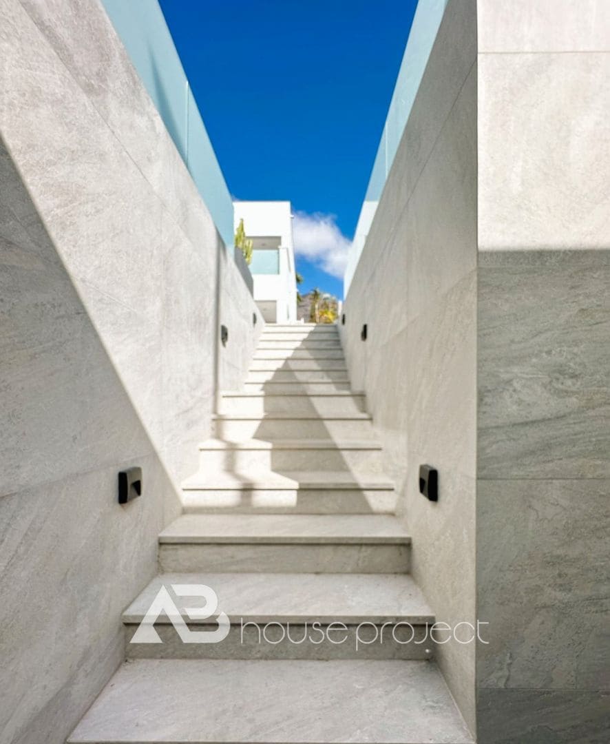 4 bedroom Villa for sale in Adeje with pool garage - € 1,800,000 (Ref: 9500502)