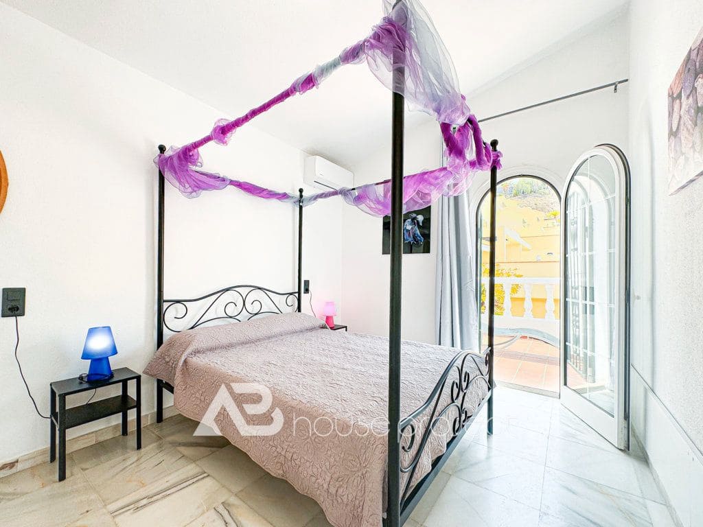 3 bedroom Villa for sale in Adeje with pool garage - € 885,000 (Ref: 9500504)