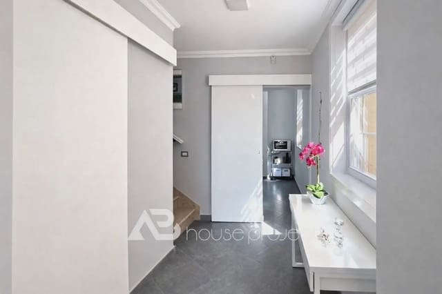 4 camera da letto Villa in vendita in Arona con garage - 478.000 € (Rif: 9788835)