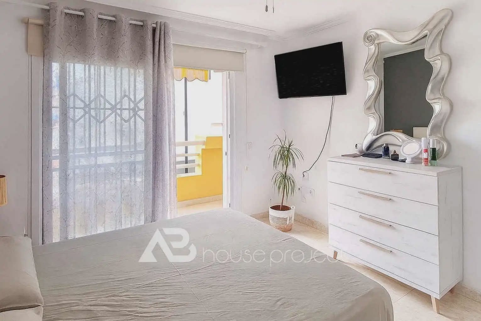 2 bedroom Flat for sale in Arona - € 385,000 (Ref: 9829902)