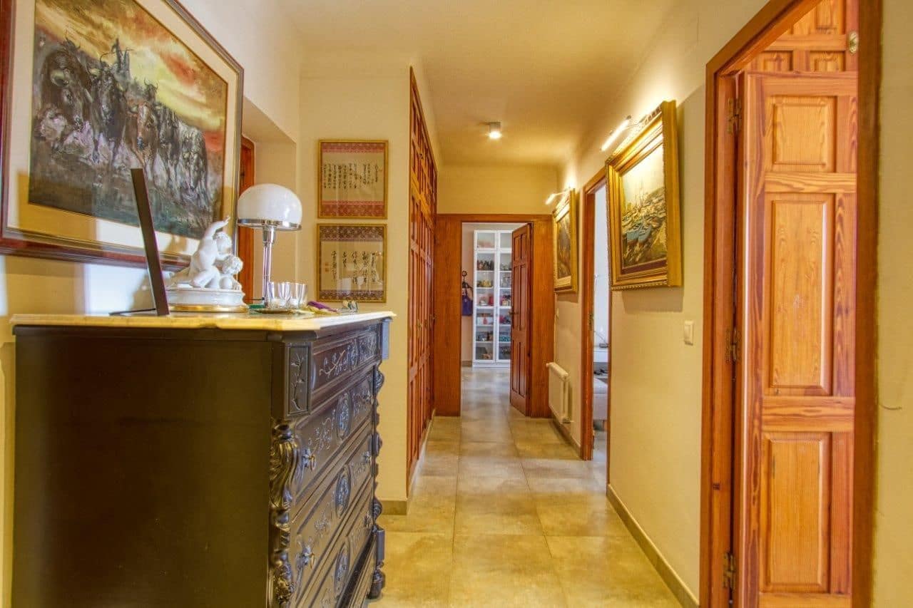 6 bedroom Villa for sale in Altea with pool garage - € 1,990,000 (Ref: 7931843)