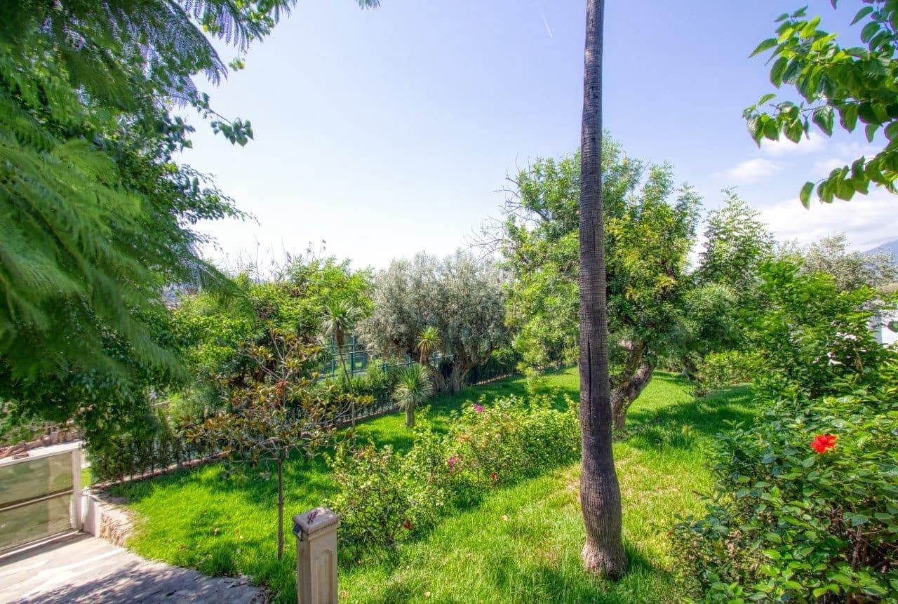 6 bedroom Villa for sale in Altea with pool garage - € 1,990,000 (Ref: 7931843)