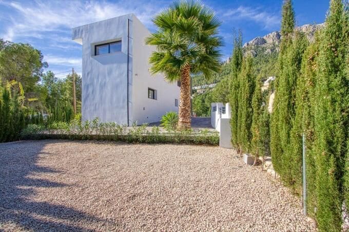 4 bedroom Villa for sale in Calpe / Calp with pool garage - € 900,000 (Ref: 8116729)