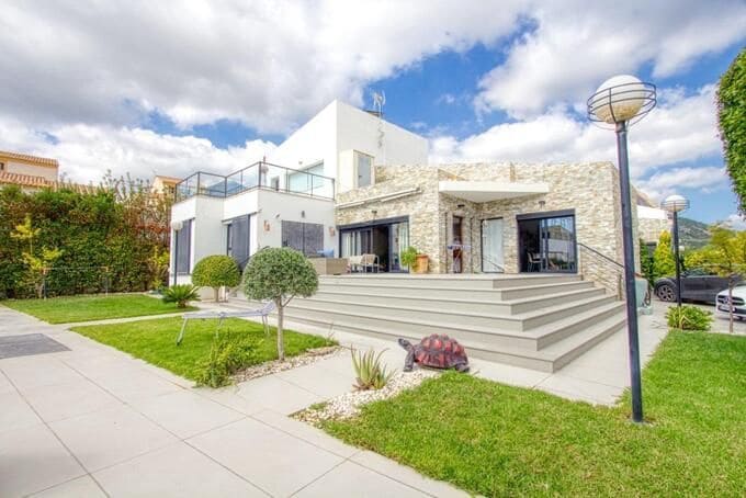 4 bedroom Villa for sale in Polop with pool garage - € 895,000 (Ref: 9402889)