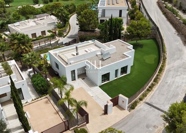 Chalet de 3 habitaciones en Las Colinas Golf, Orihuela en venta con piscina garaje - 995.000 € (Ref: 10001223)