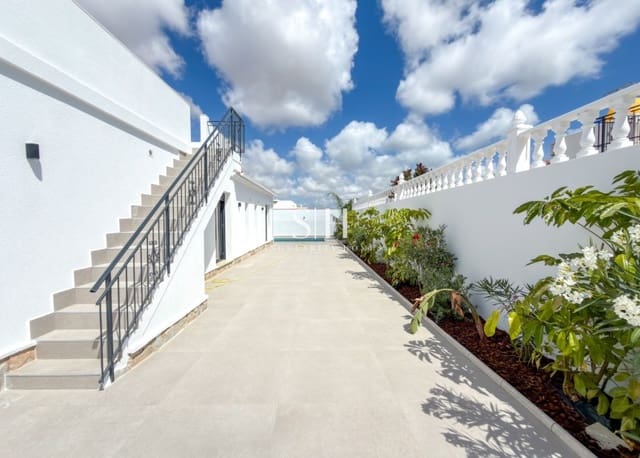 3 bedroom Villa for sale in La Siesta, Torrevieja with pool garage - € 499,000 (Ref: 10002559)