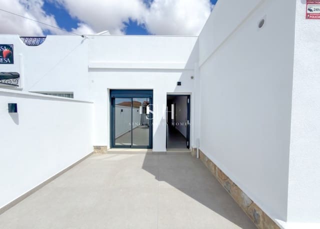 3 bedroom Villa for sale in La Siesta, Torrevieja with pool garage - € 499,000 (Ref: 10002559)