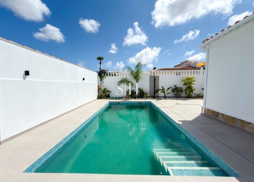 3 bedroom Villa for sale in La Siesta with pool garage - € 499,000 (Ref: 10002559)