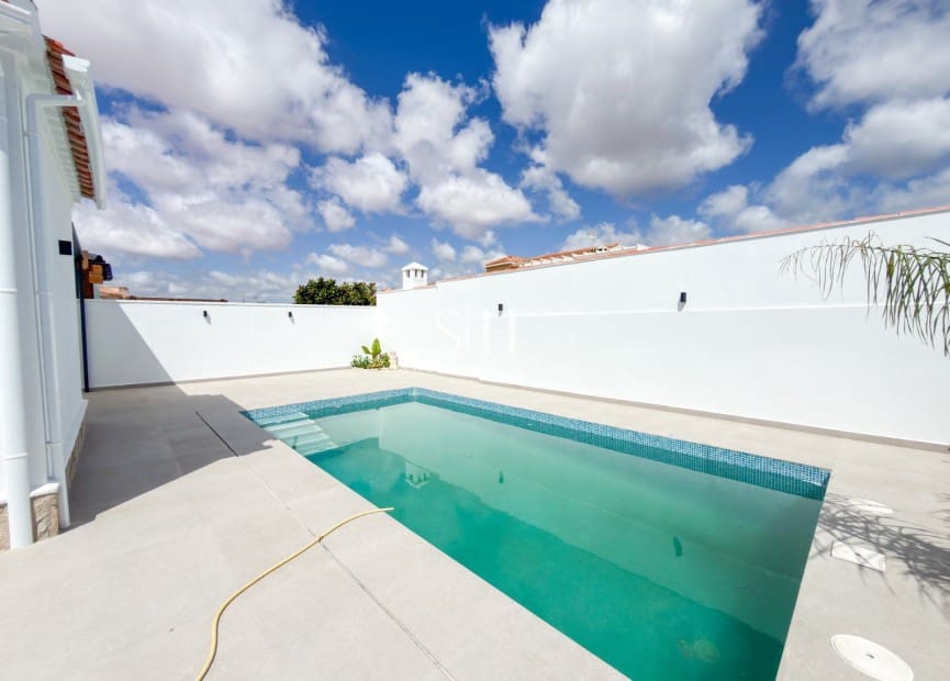 3 bedroom Villa for sale in La Siesta with pool garage - € 499,000 (Ref: 10002559)