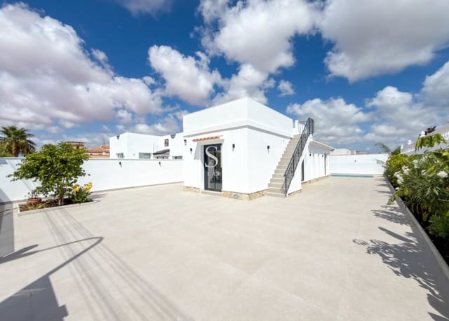 3 bedroom Villa for sale in La Siesta, Torrevieja with pool garage - € 499,000 (Ref: 10002559)