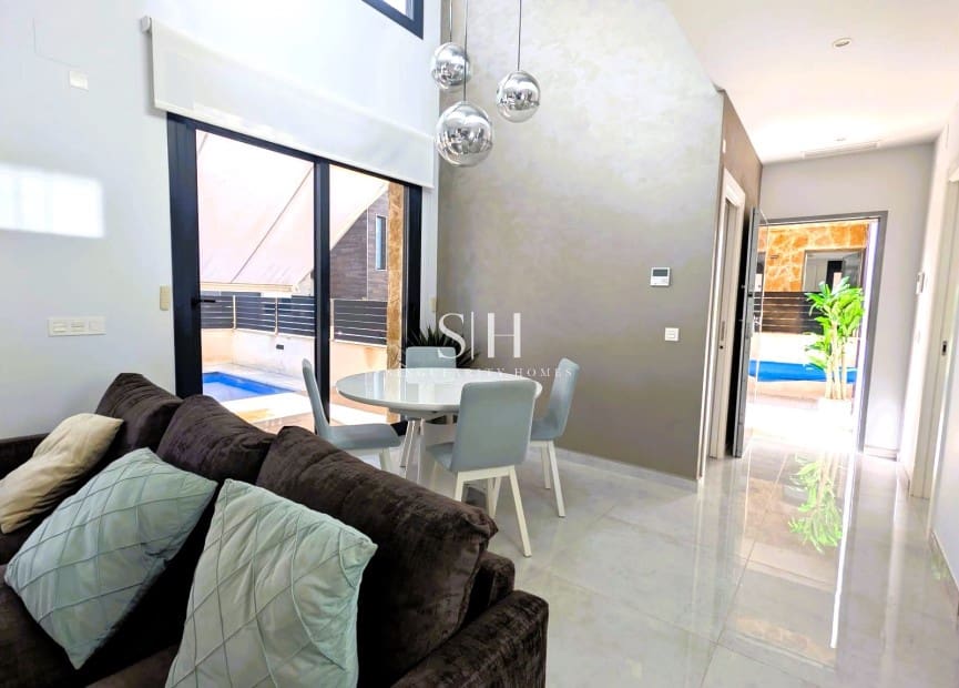 Chalet de 4 habitaciones en Orihuela Costa en venta con piscina - 499.950 € (Ref: 10008102)