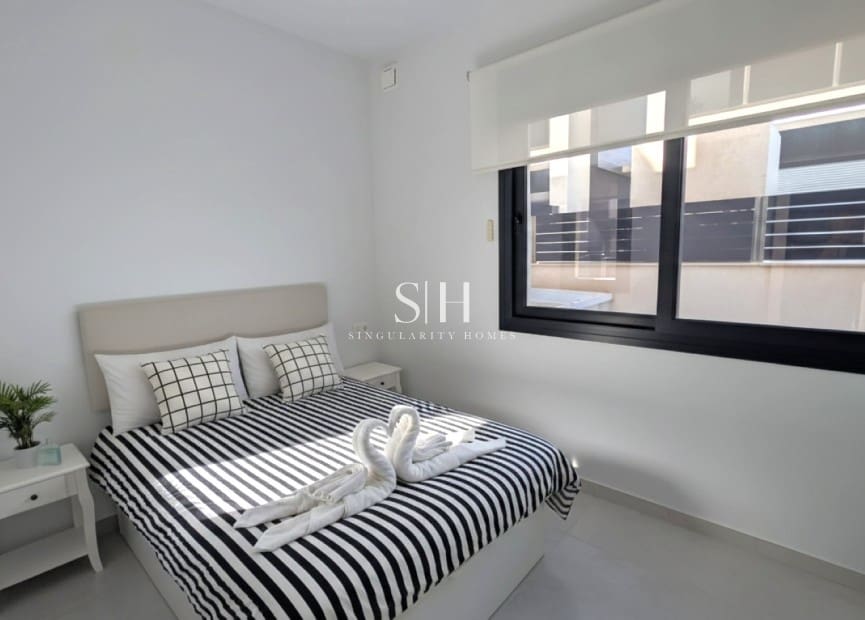 Chalet de 4 habitaciones en Orihuela Costa en venta con piscina - 499.950 € (Ref: 10008102)