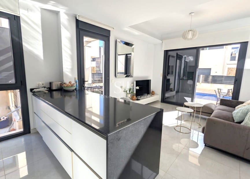 Chalet de 4 habitaciones en Orihuela Costa en venta con piscina - 499.950 € (Ref: 10008102)