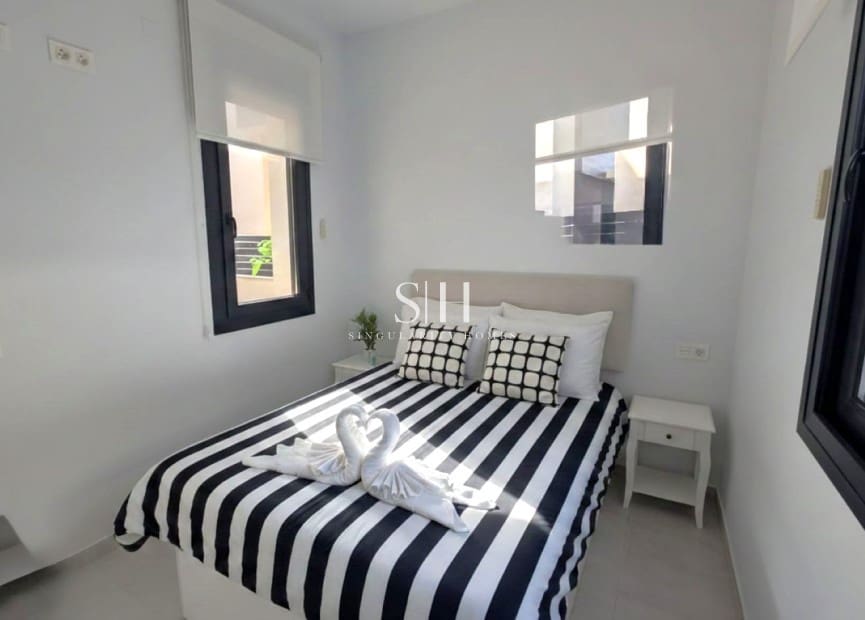 Chalet de 4 habitaciones en Orihuela Costa en venta con piscina - 499.950 € (Ref: 10008102)
