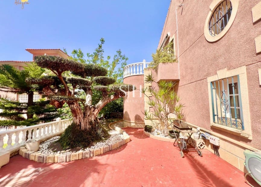 3 bedroom Villa for sale in Torrevieja with pool garage - € 490,000 (Ref: 10021600)