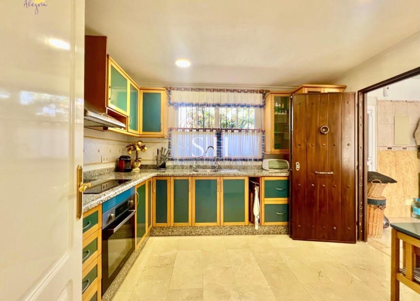 3 bedroom Villa for sale in Torrevieja with pool garage - € 490,000 (Ref: 10021600)