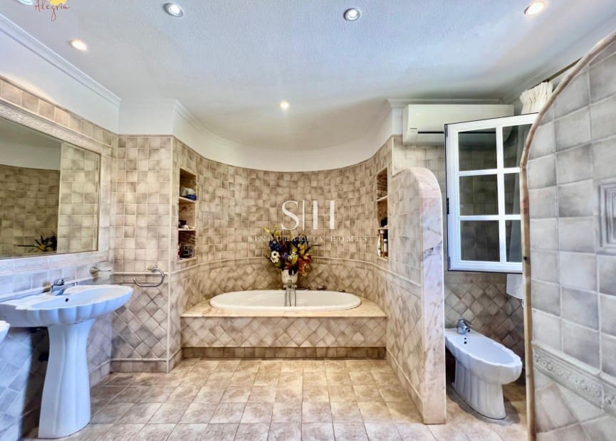 3 bedroom Villa for sale in Torrevieja with pool garage - € 490,000 (Ref: 10021600)