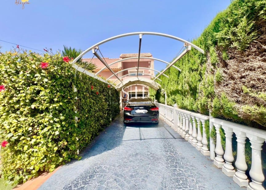 3 bedroom Villa for sale in Torrevieja with pool garage - € 490,000 (Ref: 10021600)