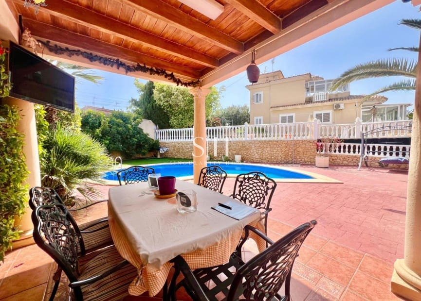 3 bedroom Villa for sale in Torrevieja with pool garage - € 490,000 (Ref: 10021600)