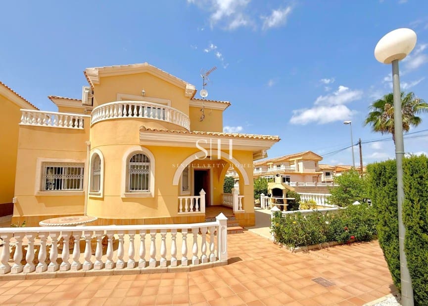 3 soveværelse Villa til salg i Villamartin med swimmingpool garage - € 339.000 (Ref: 10021603)