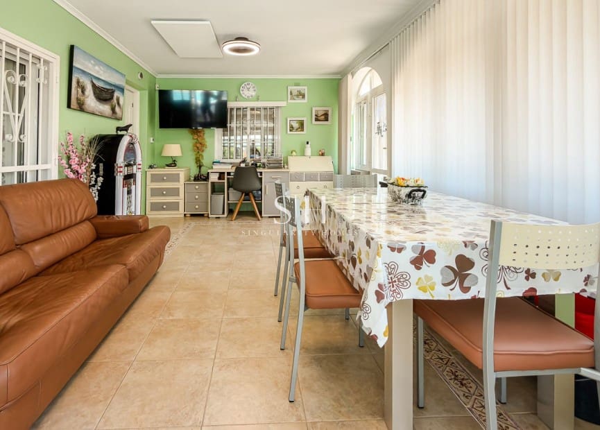 3 makuuhuone Huvila myytävänä paikassa Catral mukana uima-altaan 
autotalli - 499 500 € (Ref: 10033498)