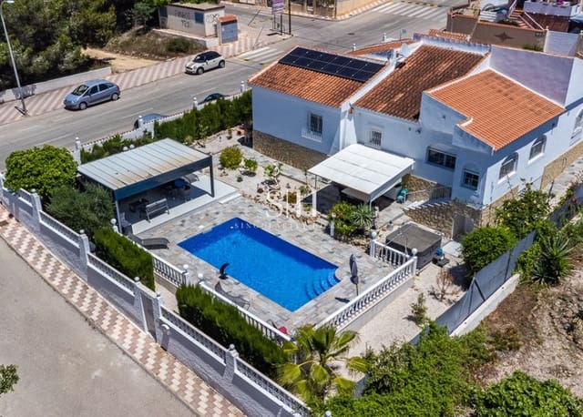 3 makuuhuone Huvila myytävänä paikassa La Marina, Elche / Elx mukana uima-altaan 
autotalli - 525 000 € (Ref: 10033499)