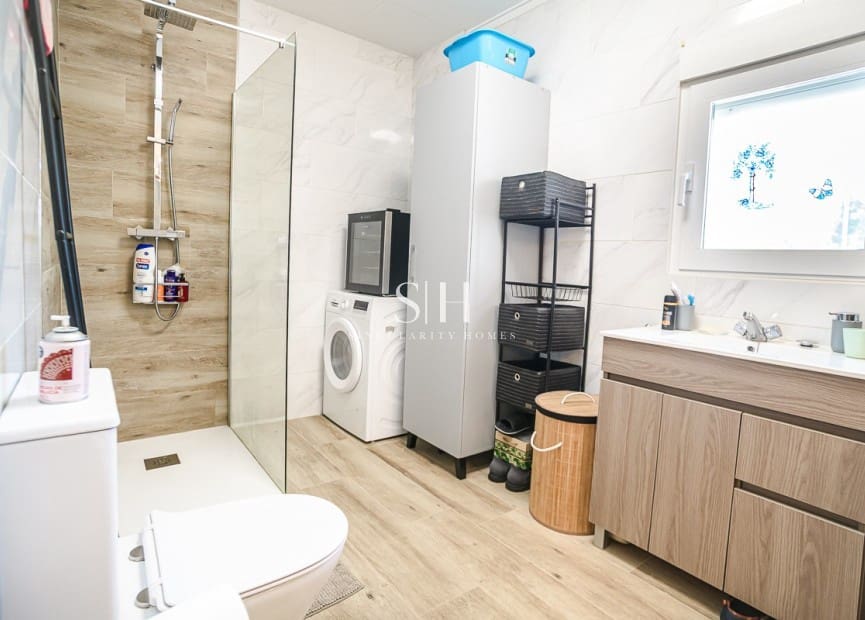3 makuuhuone Huvila myytävänä paikassa La Marina mukana uima-altaan 
autotalli - 525 000 € (Ref: 10033499)