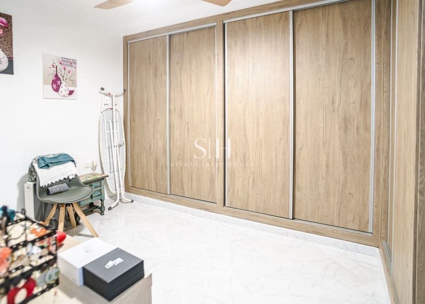 3 makuuhuone Huvila myytävänä paikassa La Marina mukana uima-altaan 
autotalli - 525 000 € (Ref: 10033499)