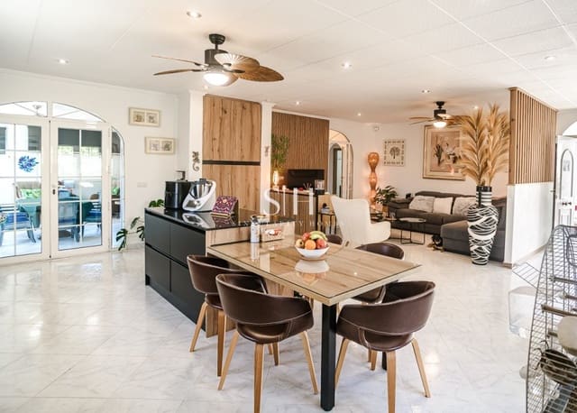 3 makuuhuone Huvila myytävänä paikassa La Marina, Elche / Elx mukana uima-altaan 
autotalli - 525 000 € (Ref: 10033499)