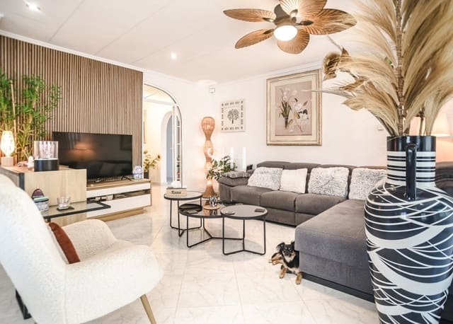 3 makuuhuone Huvila myytävänä paikassa La Marina, Elche / Elx mukana uima-altaan 
autotalli - 525 000 € (Ref: 10033499)