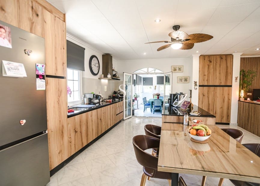 3 makuuhuone Huvila myytävänä paikassa La Marina mukana uima-altaan 
autotalli - 525 000 € (Ref: 10033499)