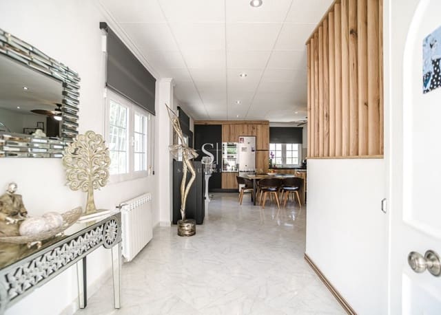 3 makuuhuone Huvila myytävänä paikassa La Marina, Elche / Elx mukana uima-altaan 
autotalli - 525 000 € (Ref: 10033499)