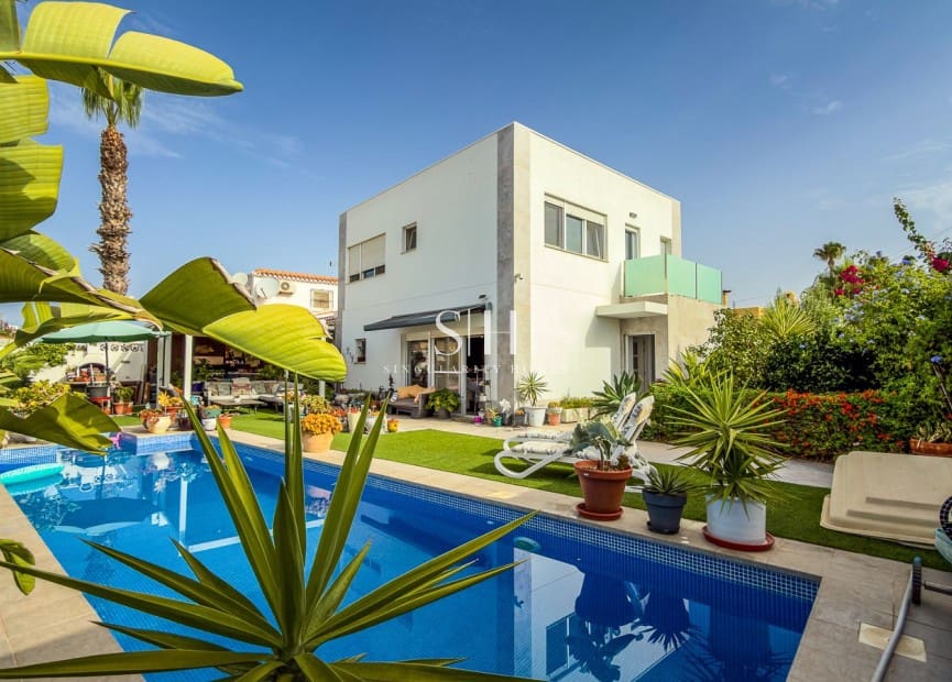2 makuuhuone Huvila myytävänä paikassa Torrevieja mukana uima-altaan - 465 000 € (Ref: 10033500)