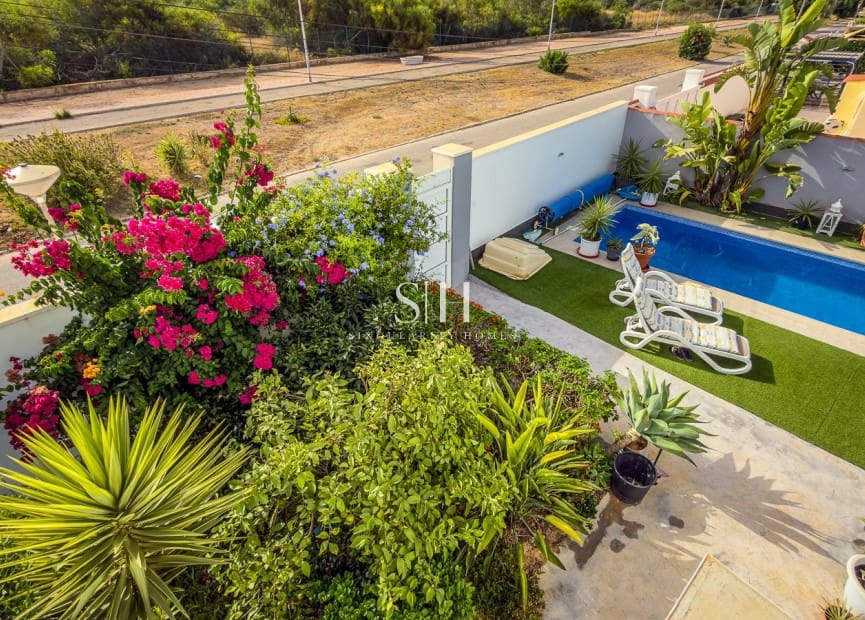 2 makuuhuone Huvila myytävänä paikassa Torrevieja mukana uima-altaan - 465 000 € (Ref: 10033500)