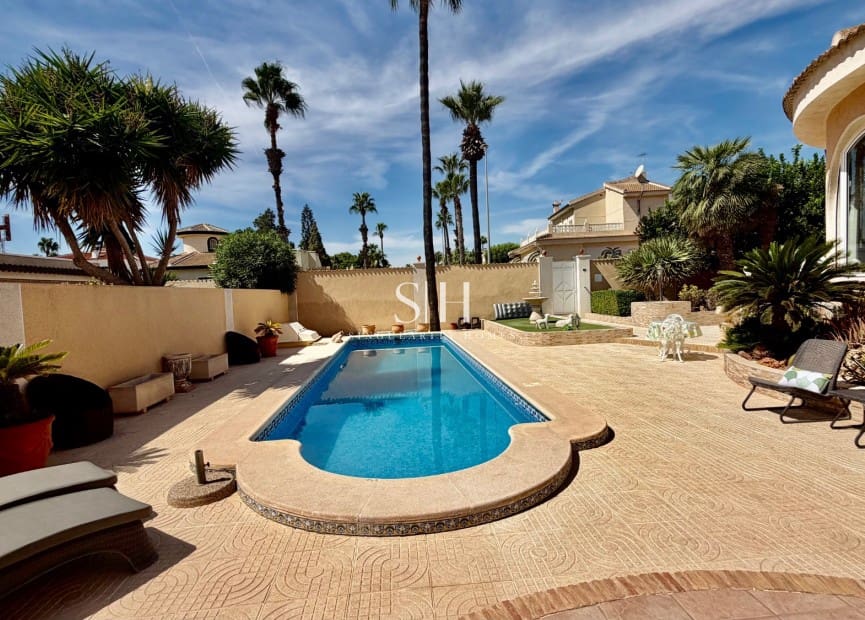 4 Zimmer Villa zu verkaufen in Dona Pepa mit Pool - 575.000 € (Ref: 10062508)